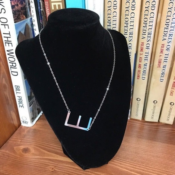 NEW ~ INITIAL NECKLACE E - Picture 2 of 4